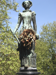 901034 Afbeelding van het door de Utrechtse beeldhouwer Pieter d'Hont vervaardigde bronzen beeldje van Trijn van ...